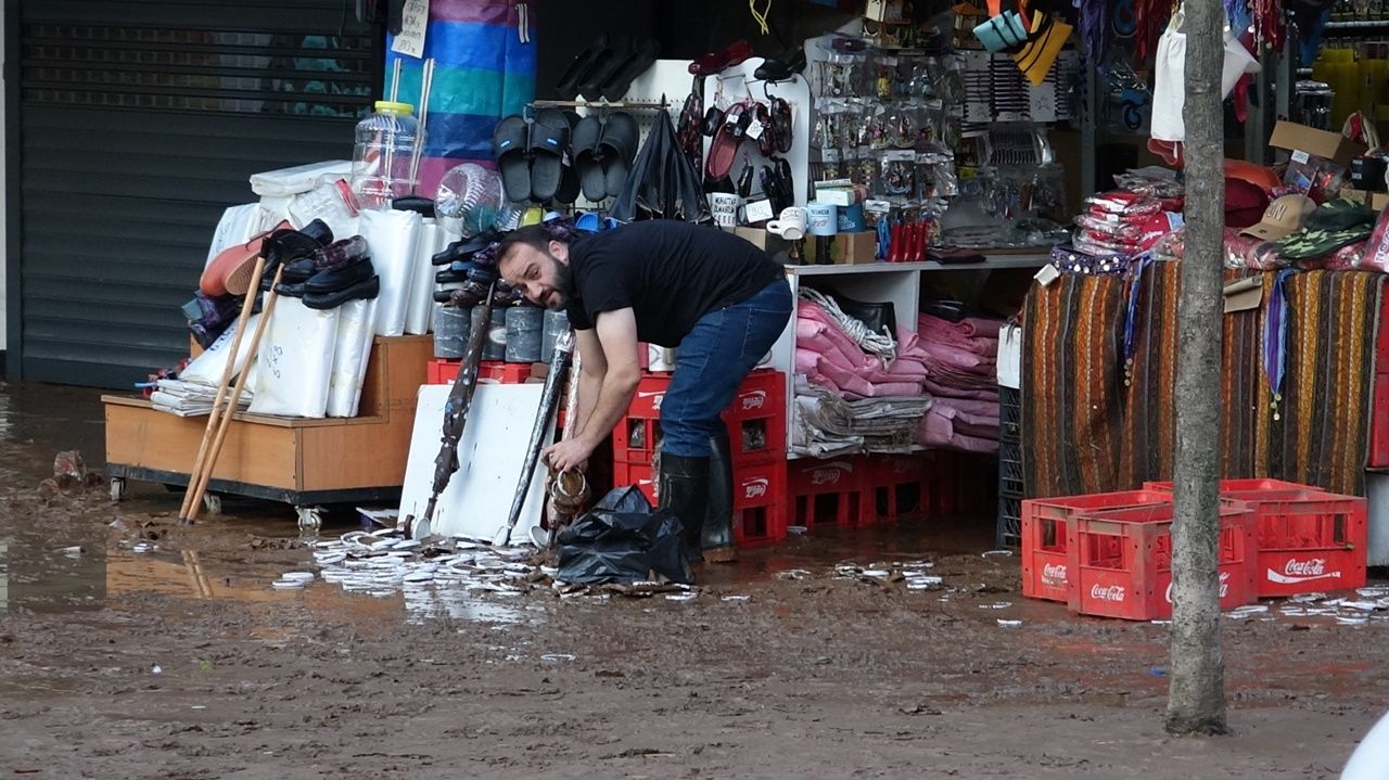 Trabzon'da sel felaketi! Dere taştı, yollar kapandı, cadde ve sokaklar göle döndü, 1 kişi kayıp 2