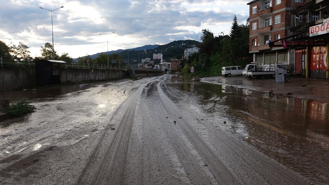 Trabzon'da sel felaketi! Dere taştı, yollar kapandı, cadde ve sokaklar göle döndü, 1 kişi kayıp 3