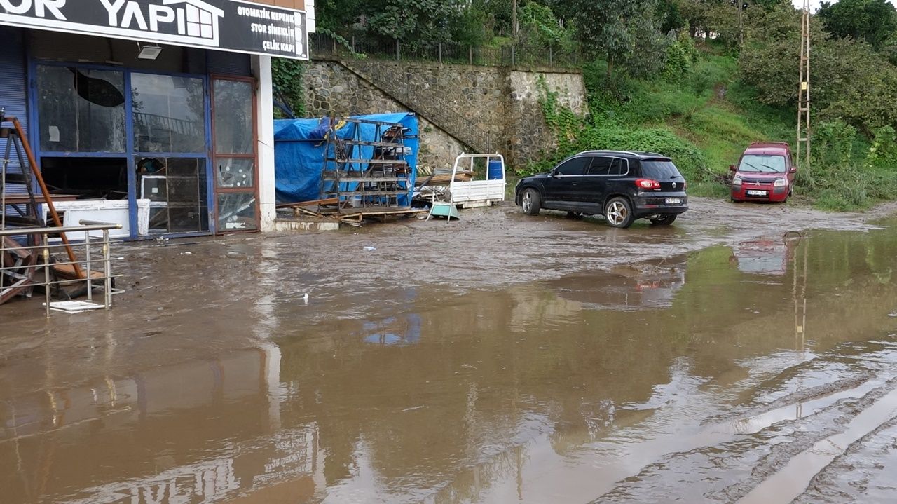 Trabzon'da sel felaketi! Dere taştı, yollar kapandı, cadde ve sokaklar göle döndü, 1 kişi kayıp 4