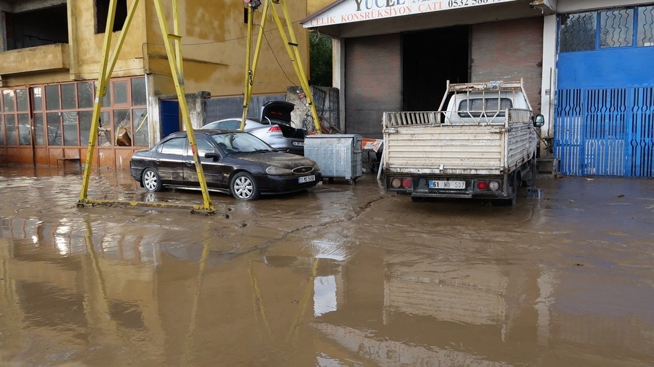 Trabzon'da sel felaketi! Dere taştı, yollar kapandı, cadde ve sokaklar göle döndü, 1 kişi kayıp 5