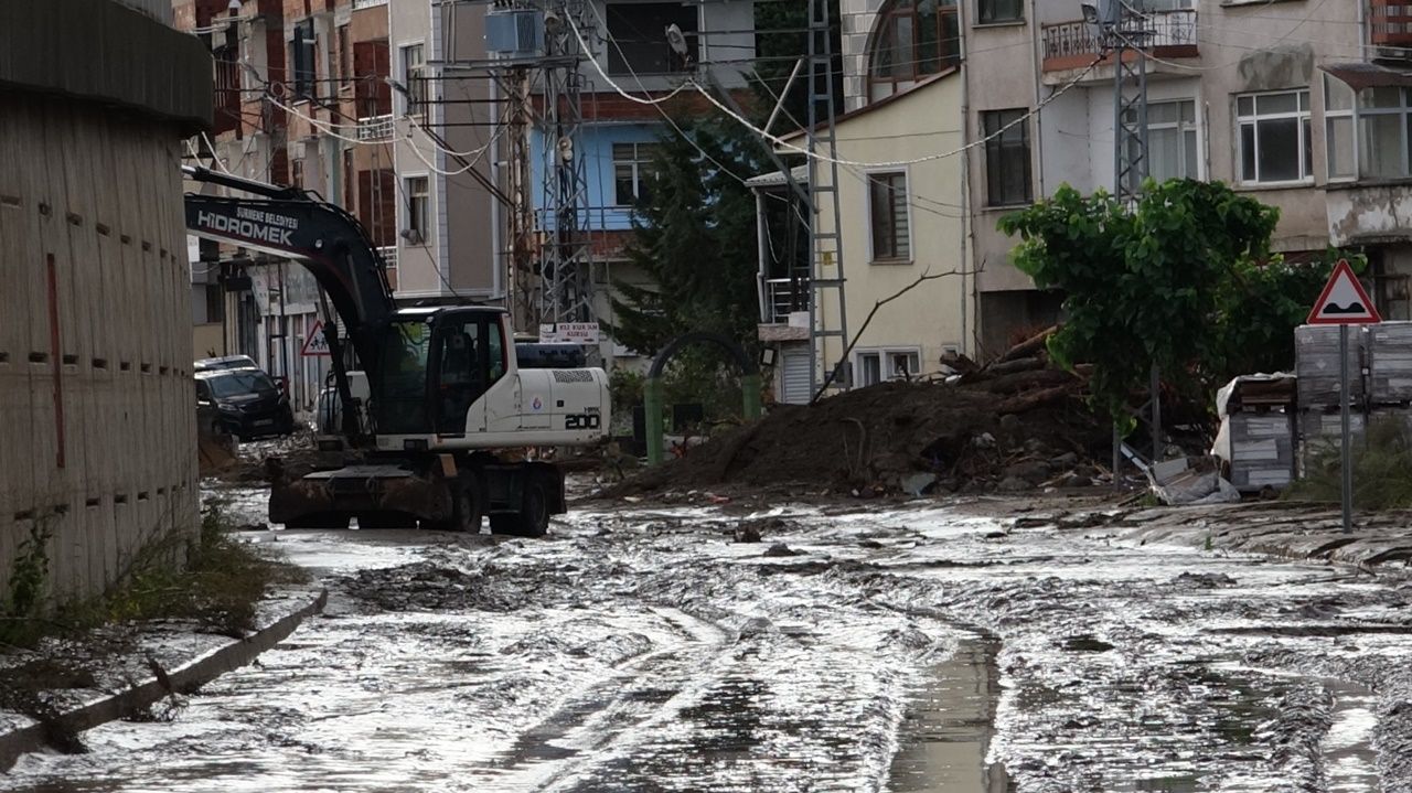Trabzon'da sel felaketi! Dere taştı, yollar kapandı, cadde ve sokaklar göle döndü, 1 kişi kayıp 6