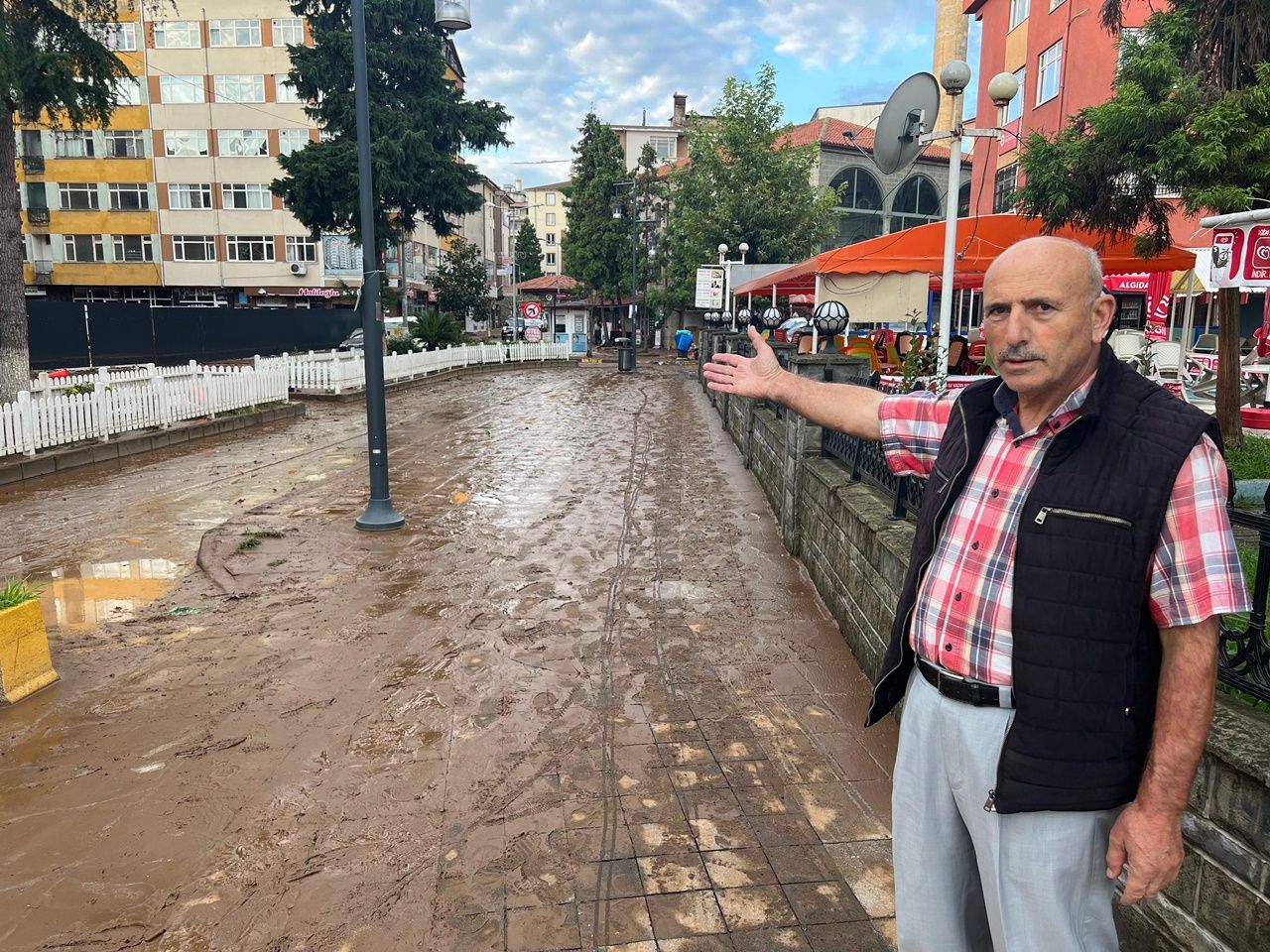 Trabzon'da sel felaketi! Dere taştı, yollar kapandı, cadde ve sokaklar göle döndü, 1 kişi kayıp 7