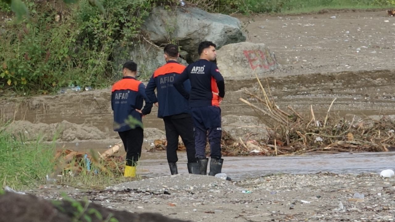 Trabzon'da sel felaketi! Dere taştı, yollar kapandı, cadde ve sokaklar göle döndü, 1 kişi kayıp 9