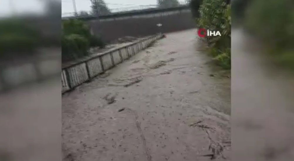 Trabzon'da sel felaketi! Dere taştı, yollar kapandı, cadde ve sokaklar göle döndü, 1 kişi kayıp 8