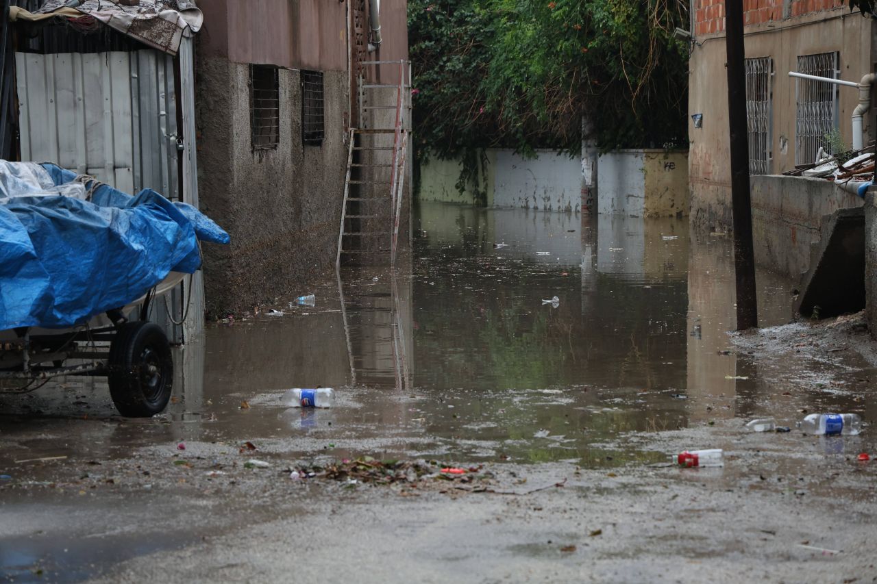Venedik değil Adana! Sokakları sel götürdü! İşte vatandaşın çilesi! 3