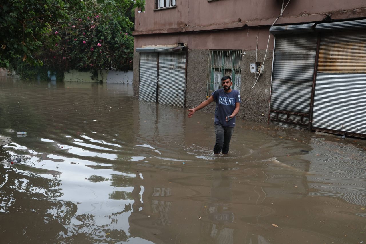 Venedik değil Adana! Sokakları sel götürdü! İşte vatandaşın çilesi! 4