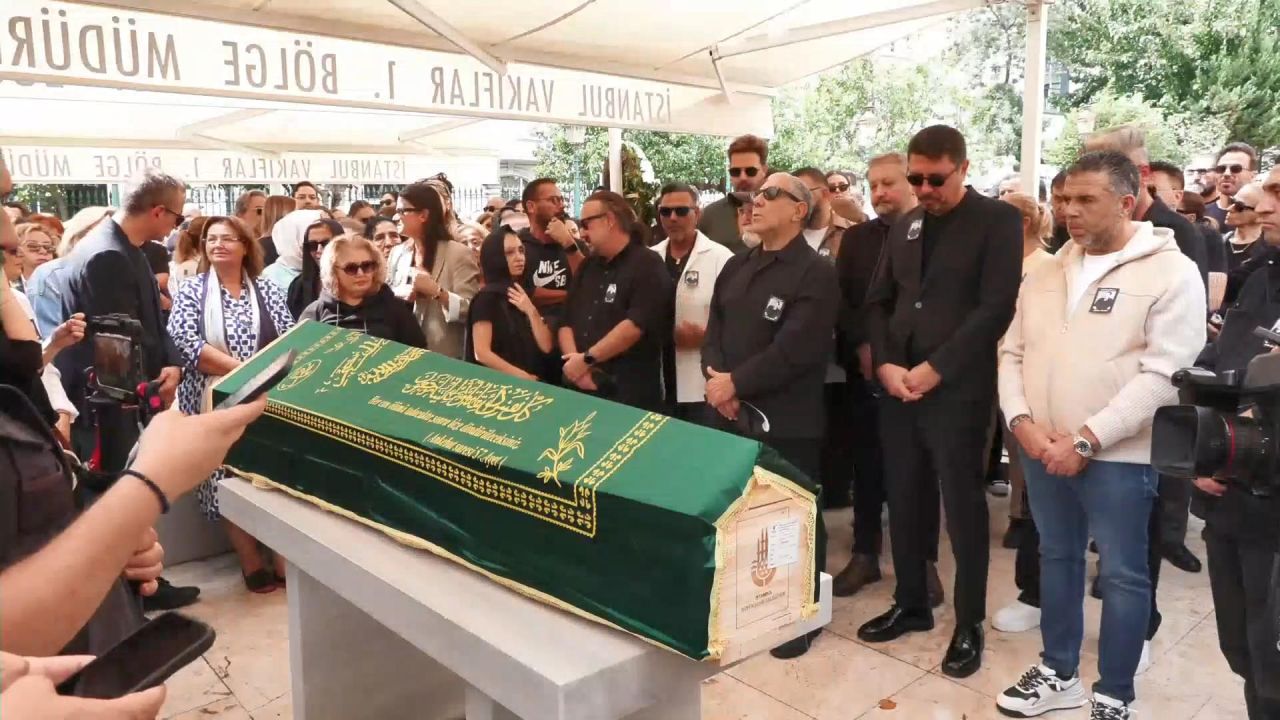 Cenaze namazının ardından sol yolculuğuna uğurlanan Metin Arolat'ı dostları yalnız bırakmadı 8