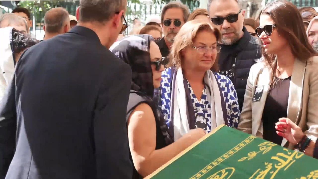 Cenaze namazının ardından sol yolculuğuna uğurlanan Metin Arolat'ı dostları yalnız bırakmadı 7