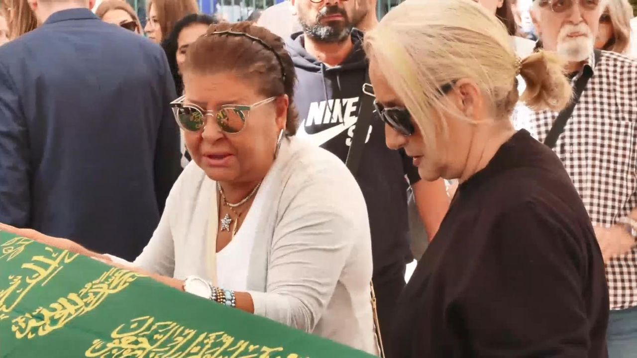 Cenaze namazının ardından sol yolculuğuna uğurlanan Metin Arolat'ı dostları yalnız bırakmadı 5