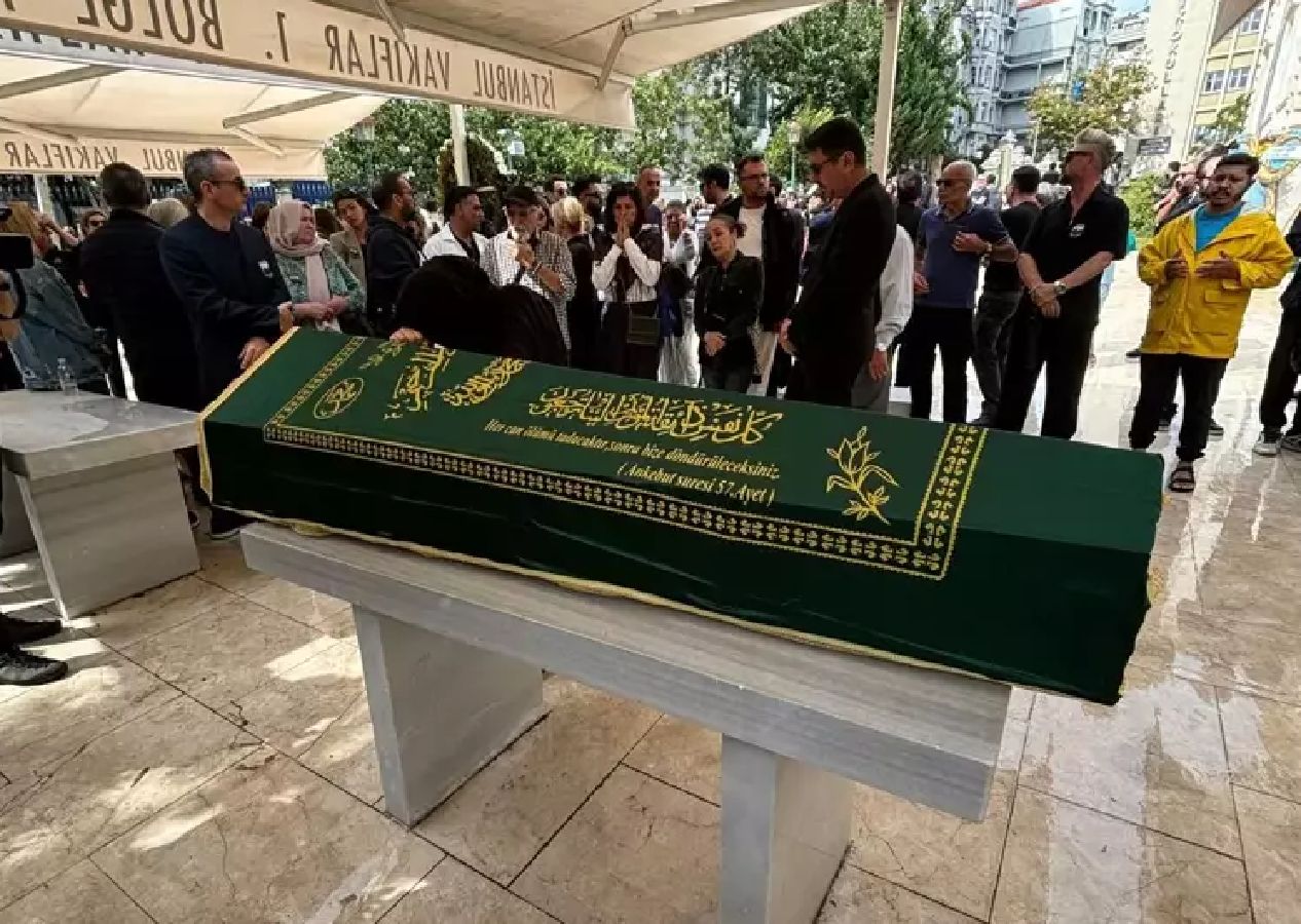 Cenaze namazının ardından sol yolculuğuna uğurlanan Metin Arolat'ı dostları yalnız bırakmadı 2