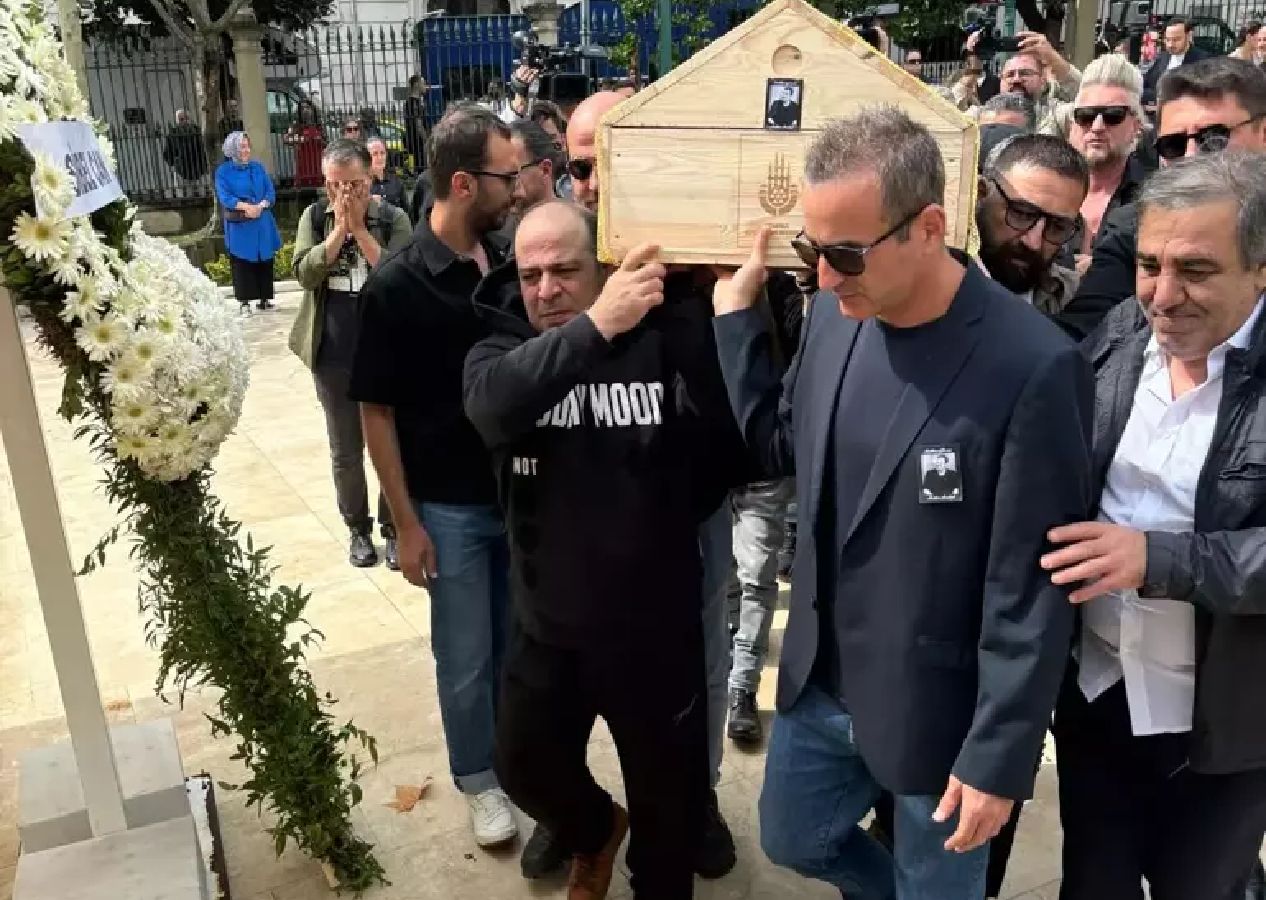 Cenaze namazının ardından sol yolculuğuna uğurlanan Metin Arolat'ı dostları yalnız bırakmadı 1