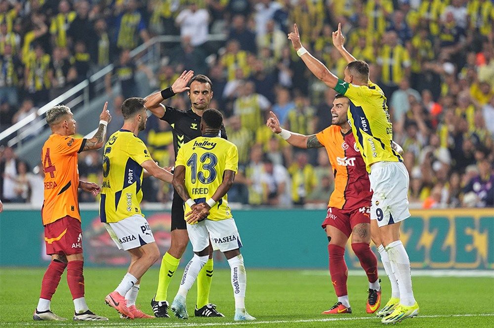 Yayıncı kuruluşun hakem yorumcularından geceye damga vuran yorum: "Fenerbahçe'nin kazandığı penaltı fiyasko! Penaltıyla alakası yok! Galatasaray'da Davinson Sanchez kırmızı kart görmeliydi" 3