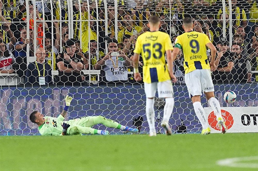 Yayıncı kuruluşun hakem yorumcularından geceye damga vuran yorum: "Fenerbahçe'nin kazandığı penaltı fiyasko! Penaltıyla alakası yok! Galatasaray'da Davinson Sanchez kırmızı kart görmeliydi" 7