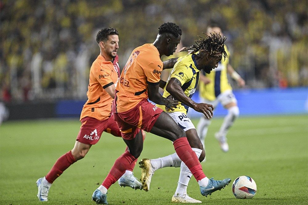 Yayıncı kuruluşun hakem yorumcularından geceye damga vuran yorum: "Fenerbahçe'nin kazandığı penaltı fiyasko! Penaltıyla alakası yok! Galatasaray'da Davinson Sanchez kırmızı kart görmeliydi" 1