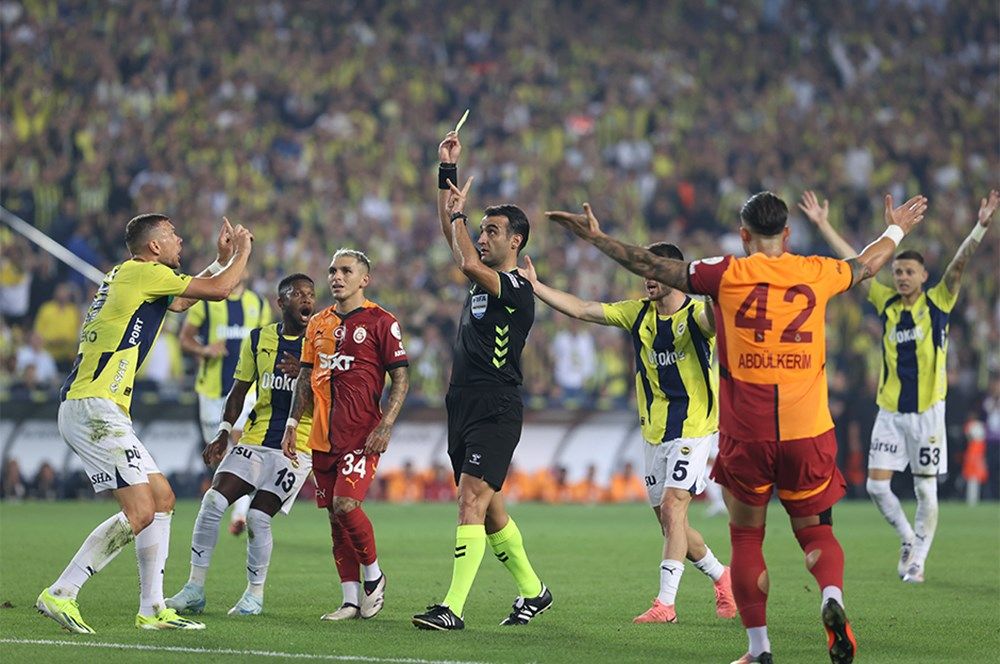 Yayıncı kuruluşun hakem yorumcularından geceye damga vuran yorum: "Fenerbahçe'nin kazandığı penaltı fiyasko! Penaltıyla alakası yok! Galatasaray'da Davinson Sanchez kırmızı kart görmeliydi" 4