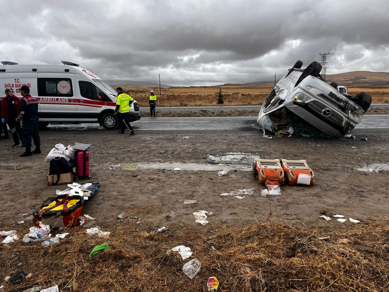 Nevşehir'de turistleri taşıyan minibüs takla attı! 18 yaralı var... 1