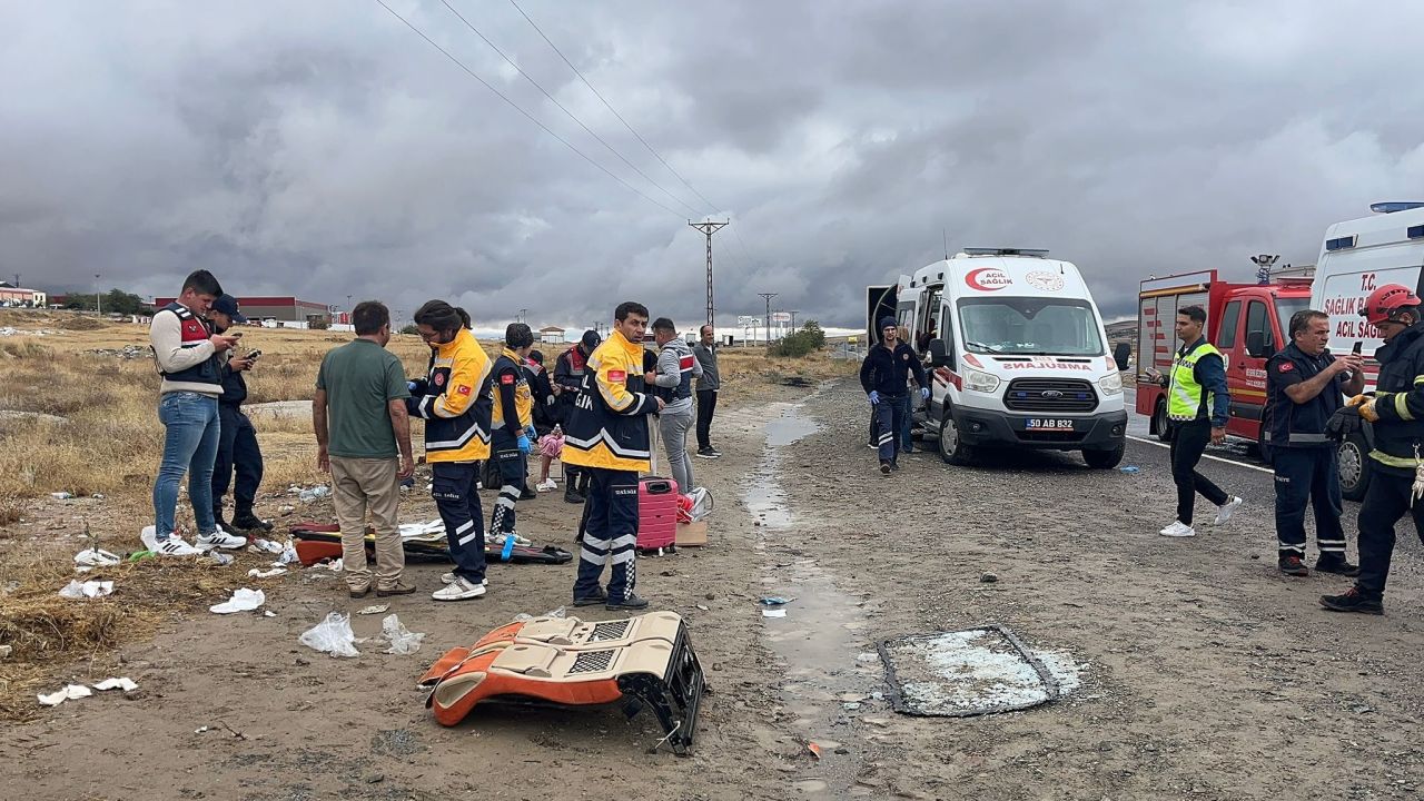 Nevşehir'de turistleri taşıyan minibüs takla attı! 18 yaralı var... 4