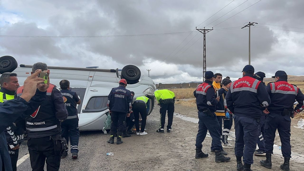Nevşehir'de turistleri taşıyan minibüs takla attı! 18 yaralı var... 6