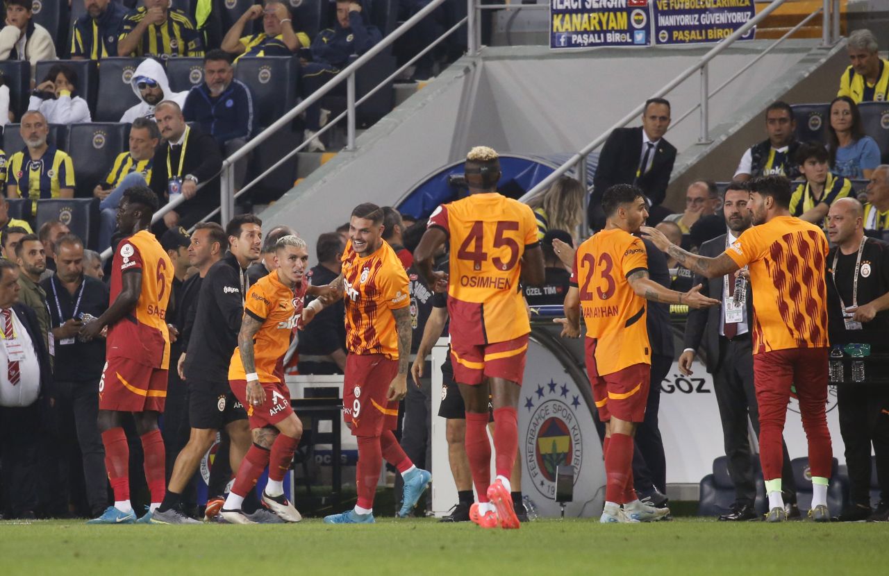 Derbi dünya basınında manşetleri süsledi: "Galatasaray Jose Mourinho ile alay ederek galibiyeti kutladı! Dev maçın kazananı Okan Buruk! Ağlayan Biri..." 1
