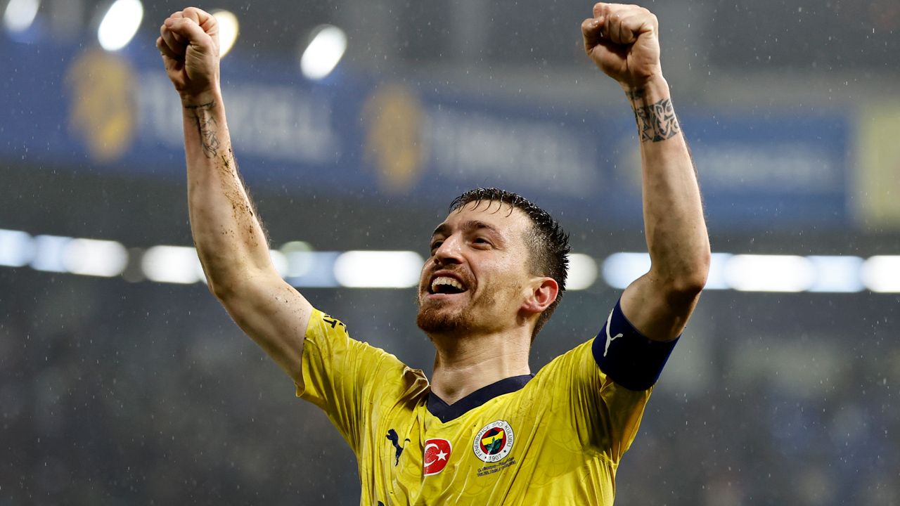 Fenerbahçe'de derbi mağlubiyeti sonrası taşlar yerinden oynuyor! 6 oyuncu ilk 11'e veda ediyor: Jose Mourinho'dan Cengiz Ünder kararı 3