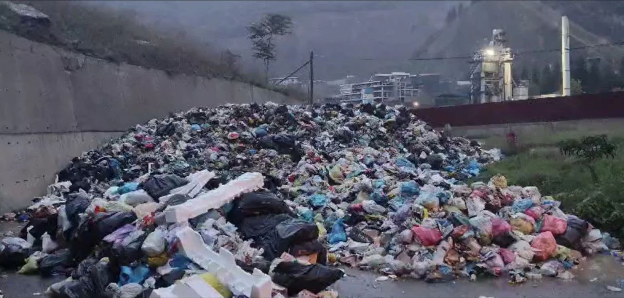 Ortahisar Belediyesi 150 ton çöpü yol kenarına döktü! Bakanlık müdahale etti: 2 milyon 598 bin TL ceza! 3