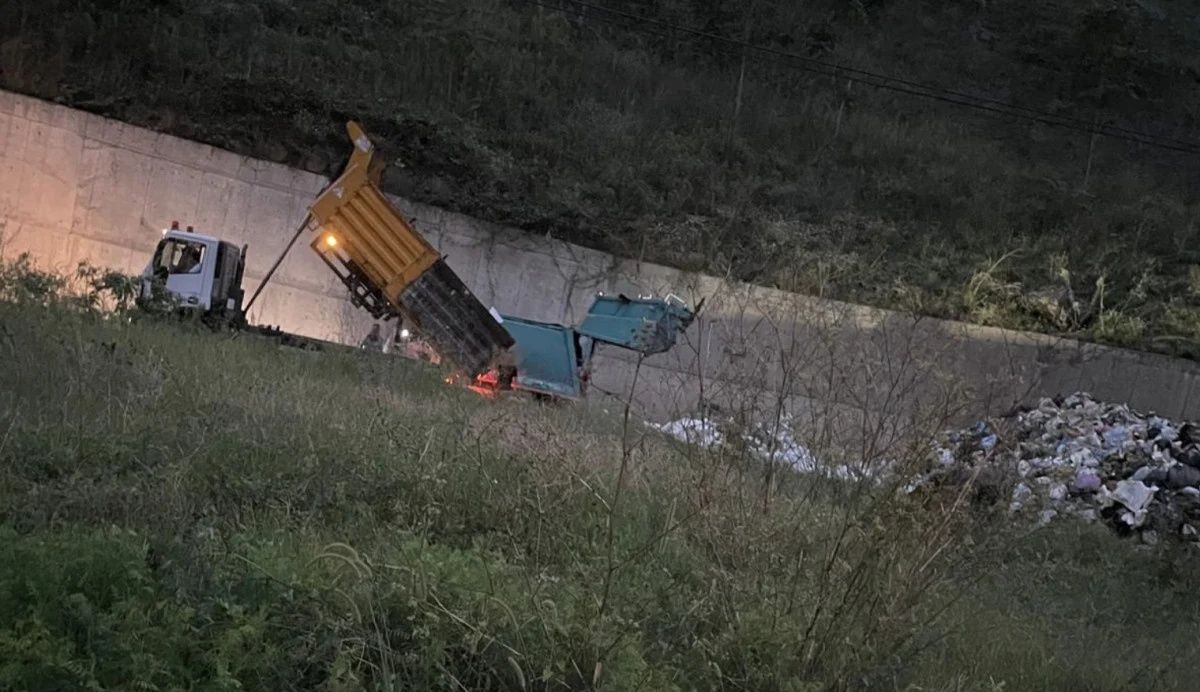 Ortahisar Belediyesi 150 ton çöpü yol kenarına döktü! Bakanlık müdahale etti: 2 milyon 598 bin TL ceza! 1