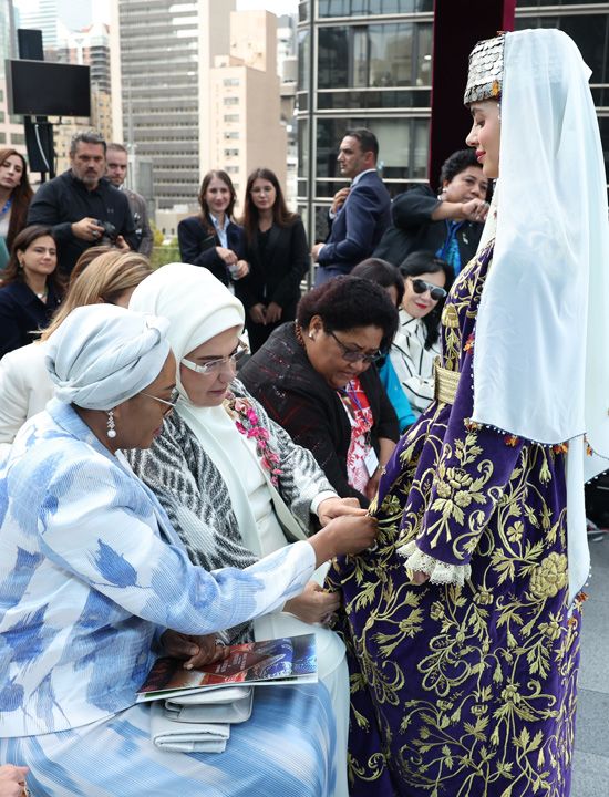 Emine Erdoğan Türk çeyiz geleneğini dünyaya tanıttı, dünya liderlerinin eşleri hayran kaldı 11
