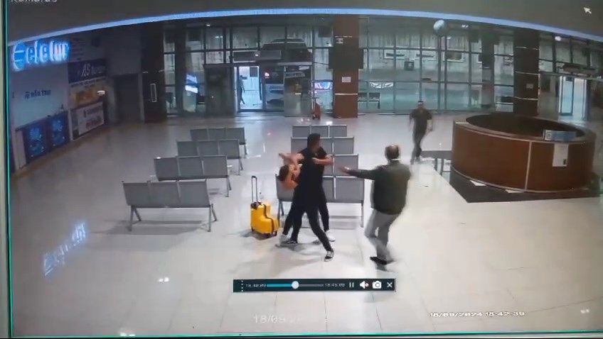 İYİ Partili belediye başkanı ve oğlu terminalde husumetlileriyle kavga etti; o anlar kamerada 1