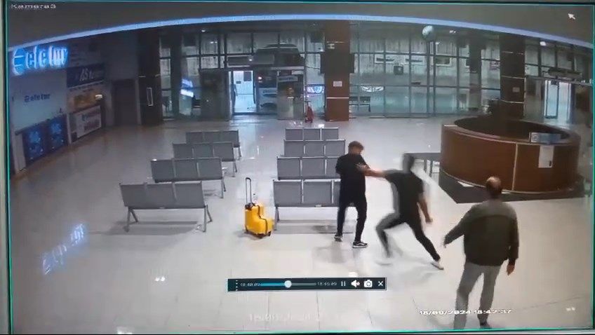 İYİ Partili belediye başkanı ve oğlu terminalde husumetlileriyle kavga etti; o anlar kamerada 2