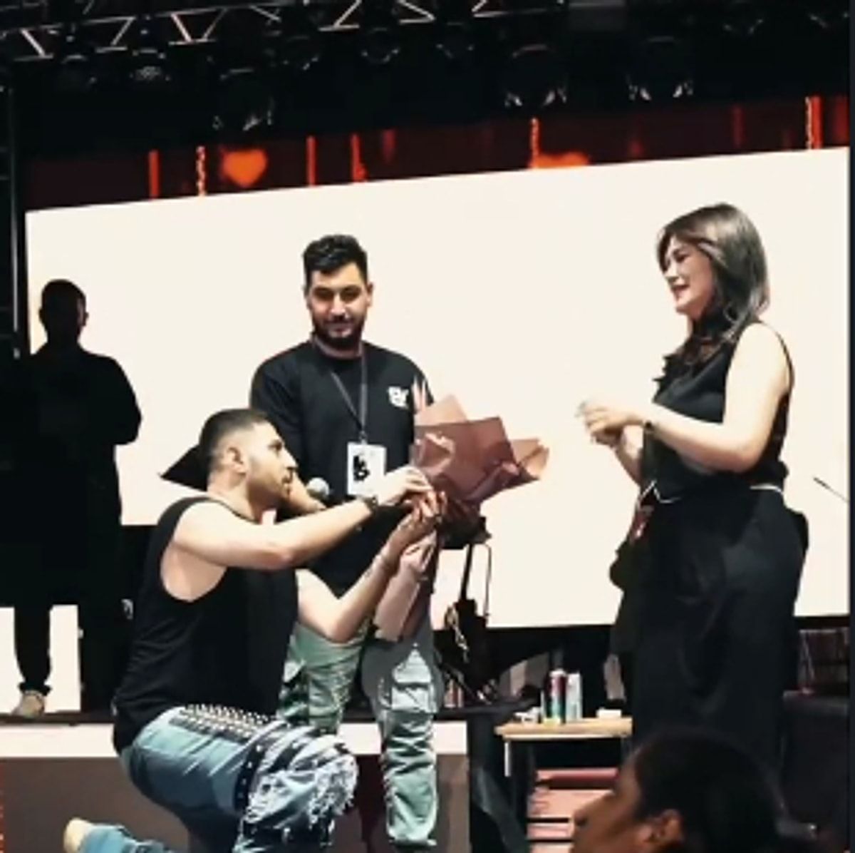 Konserinde evlenme teklifi etmişti! Burak Bulut Eda Sakız ile nişanlandı 3