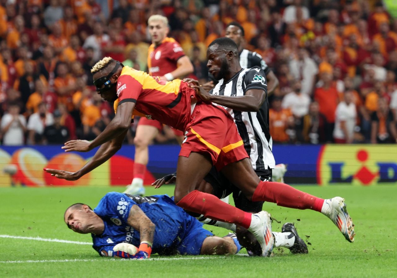 Galatasaray'ın muhteşem PAOK galibiyeti Yunan basınında manşetleri süsledi: "Sağır edici bir atmosferde yıldızlar topluluğunu yenmeye gücümüz yetmedi!" 4