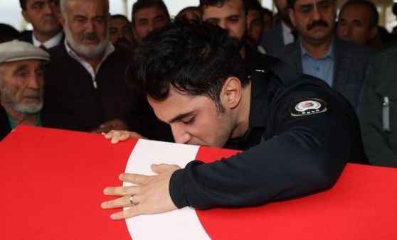 Şehit polis memuru Şeyda Yılmaz'ın eşi Semih Yılmaz'dan yürek yakan 'telsiz' açıklaması: Başımdan aşağı kaynar sular döküldü! 3