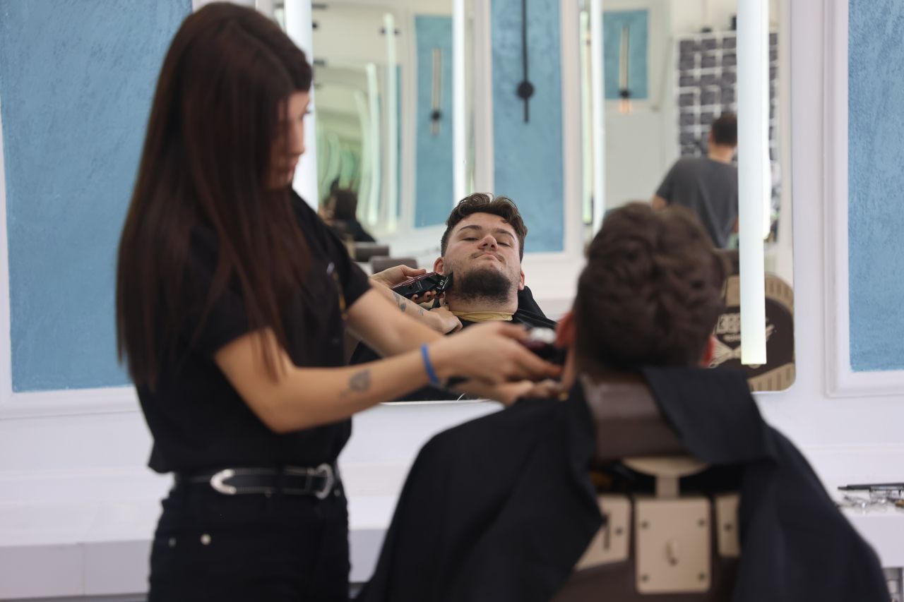 Erkek kuaförlüğüne geçti, müşterileri kapısında kuyruk oluyor 2