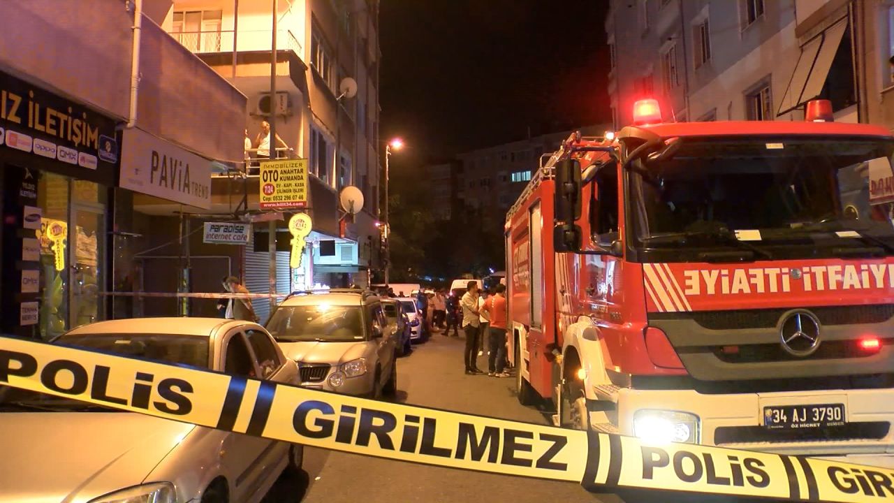 Küçükçekmece'de motosikletli saldırganlar internet kafeye patlayıcı madde attı 2