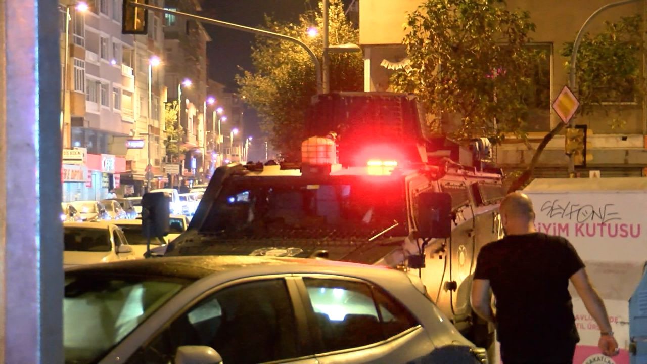 Küçükçekmece'de motosikletli saldırganlar internet kafeye patlayıcı madde attı 6
