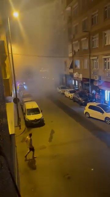 Küçükçekmece'de motosikletli saldırganlar internet kafeye patlayıcı madde attı 1