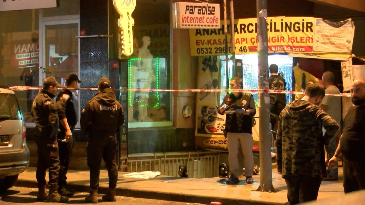 Küçükçekmece'de motosikletli saldırganlar internet kafeye patlayıcı madde attı 4