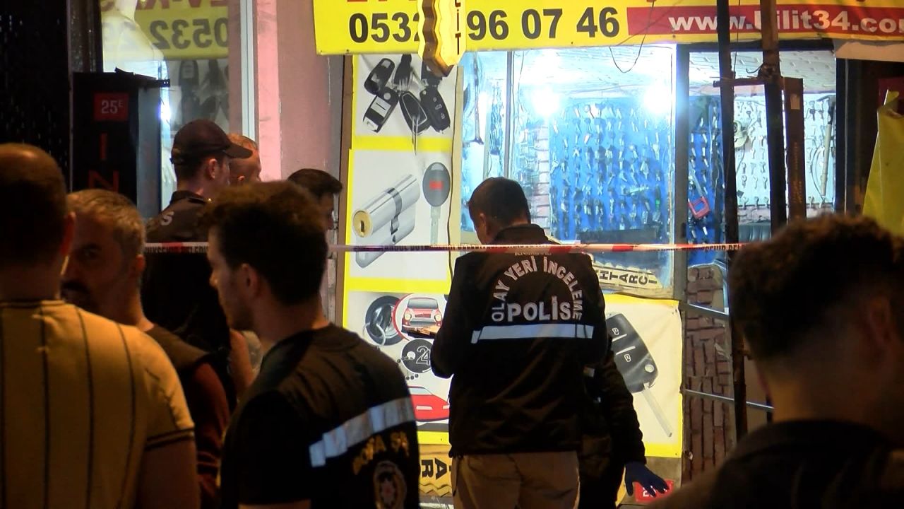 Küçükçekmece'de motosikletli saldırganlar internet kafeye patlayıcı madde attı 3