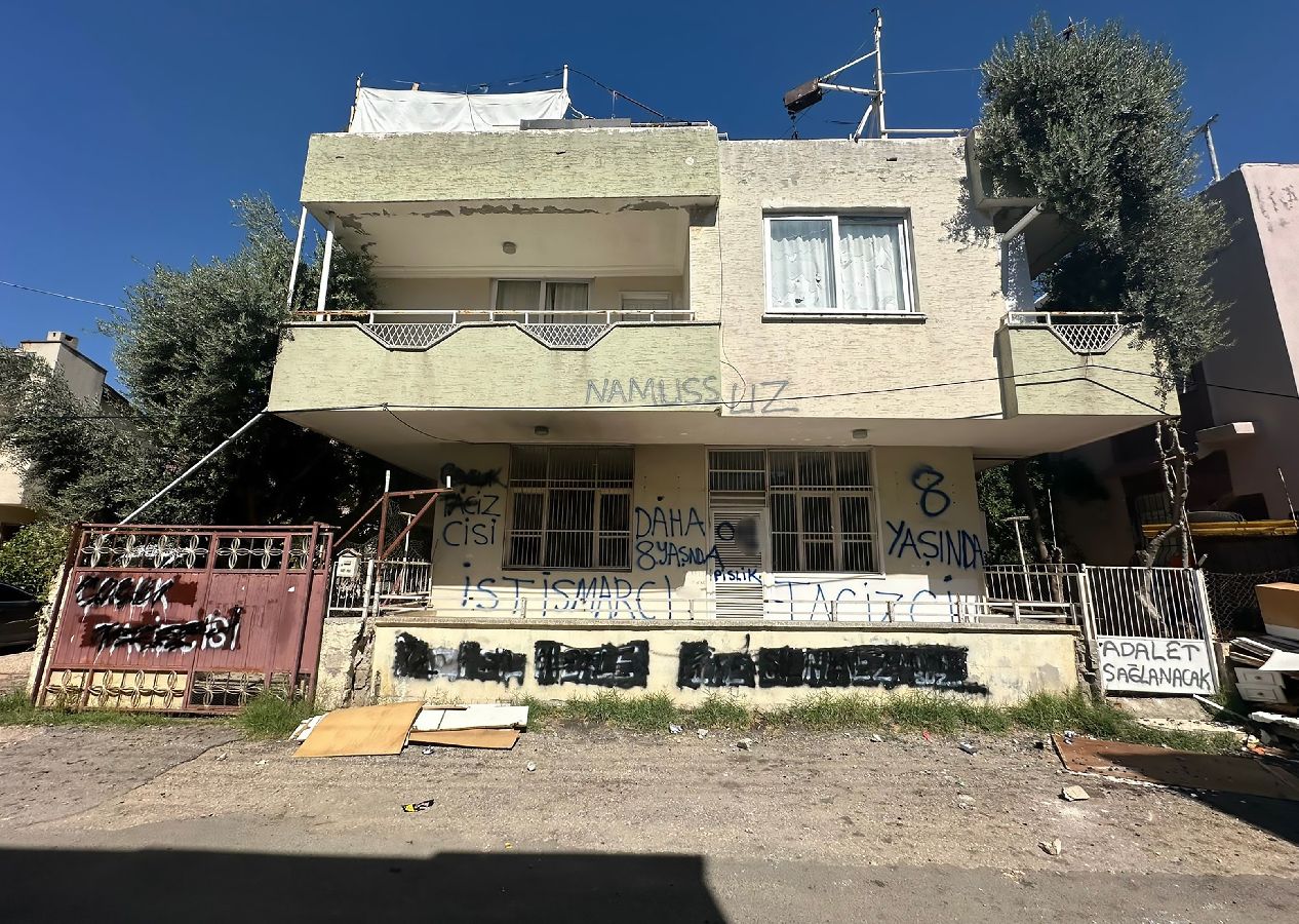 Adana'da 8 yaşındaki çocuğa cinsel istismar: Mahalleli sapığın evine yazılar yazdı 2