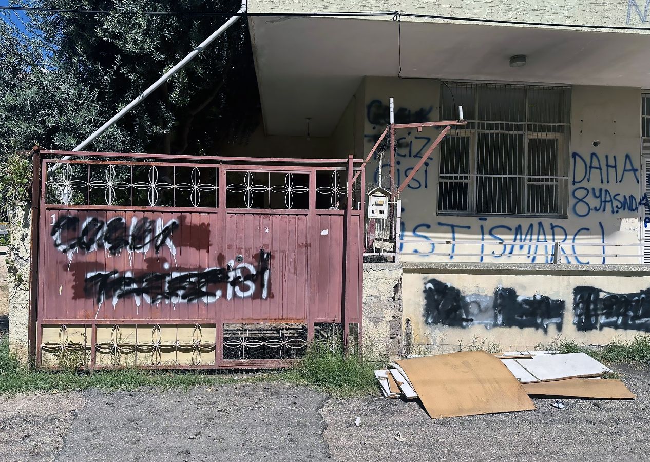 Adana'da 8 yaşındaki çocuğa cinsel istismar: Mahalleli sapığın evine yazılar yazdı 1