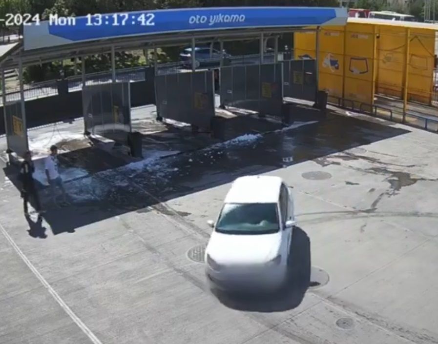 Akaryakıt istasyonunda tehlikeli drift! O anlar kamerada! 3