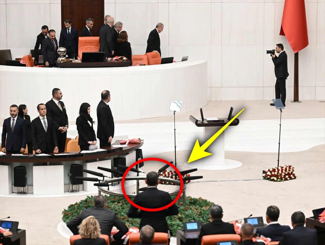 Cumhurbaşkanı Erdoğan Meclis'e girerken ayağa ilk kalkan CHP lideri Özgür Özel oldu! 1