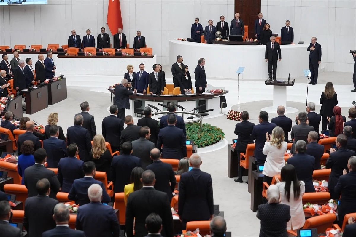Cumhurbaşkanı Erdoğan Meclis'e girerken ayağa ilk kalkan CHP lideri Özgür Özel oldu! 2