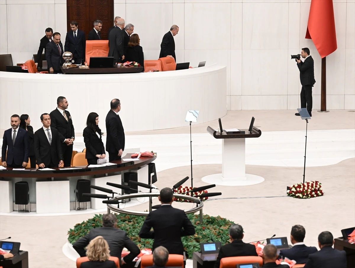 Cumhurbaşkanı Erdoğan Meclis'e girerken ayağa ilk kalkan CHP lideri Özgür Özel oldu! 3