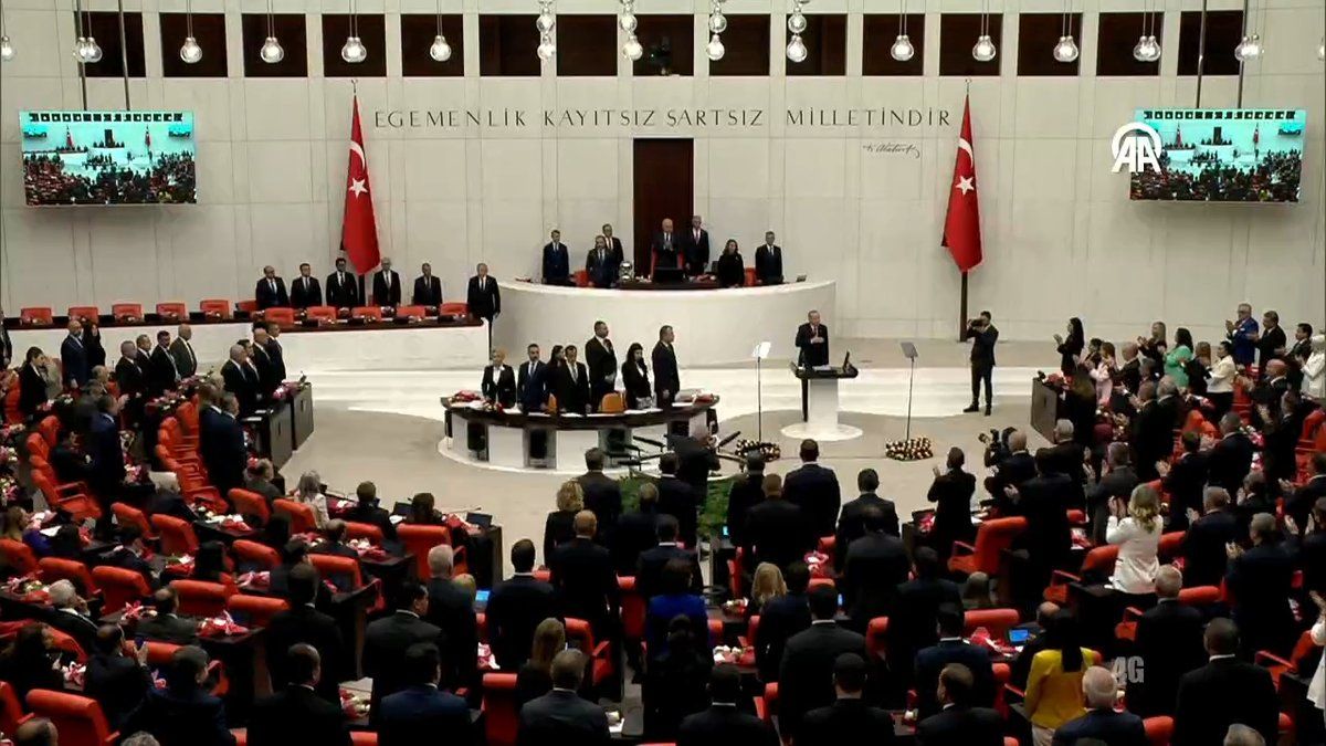 Cumhurbaşkanı Erdoğan Meclis'e girerken ayağa ilk kalkan CHP lideri Özgür Özel oldu! 4