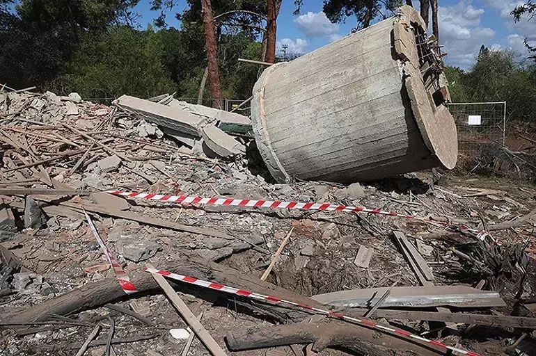 İran füzelerle vurdu, İsrail enkaza döndü! "Füze düşen alanlardan görüntü yayınlamak vatana ihanet" 1