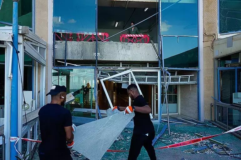 İran füzelerle vurdu, İsrail enkaza döndü! "Füze düşen alanlardan görüntü yayınlamak vatana ihanet" 3
