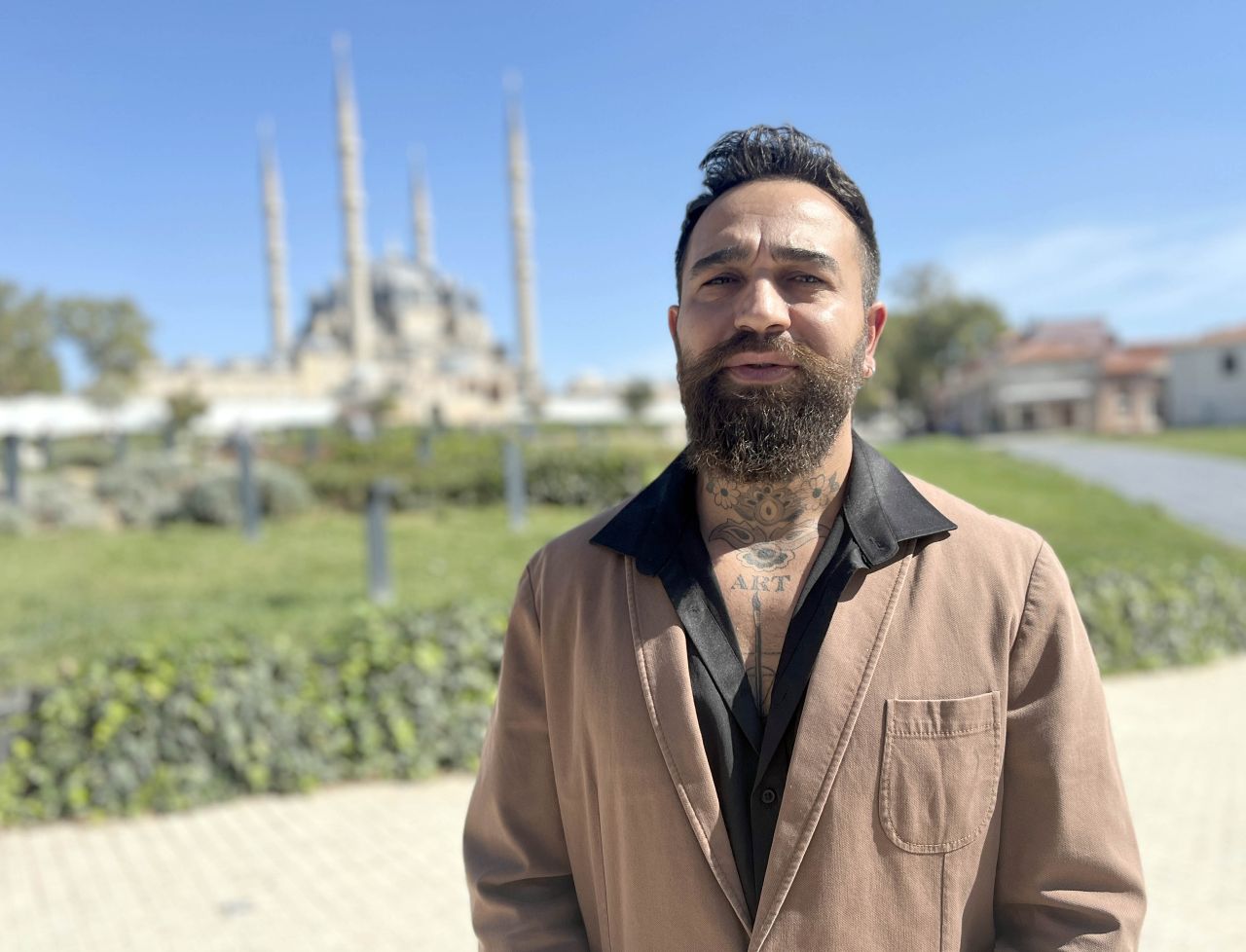 Yusuf Dikeç canlı yayında 12'den vurmaya çalışacak, tablonun tüm geliri depremzedelere 4
