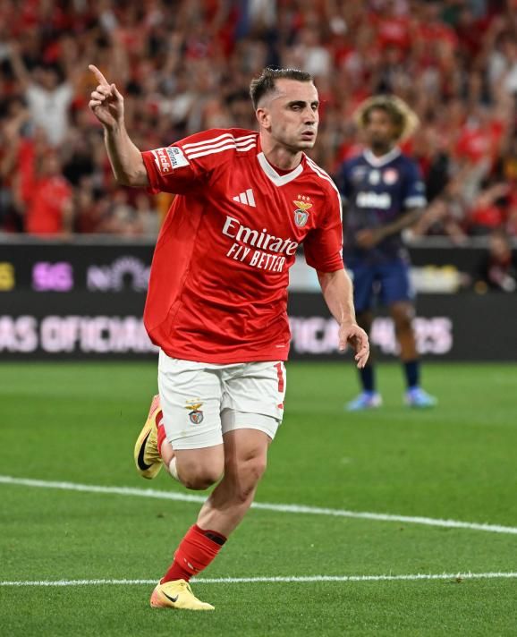 Galatasaray'ı yıkan haber İngiltere'den geldi! 12 milyon euroya satılan Milli yıldız için Manchester United 40 milyon euro ödemeye hazırlanıyor: Cimbom da 2.8 milyon euro alacak 2