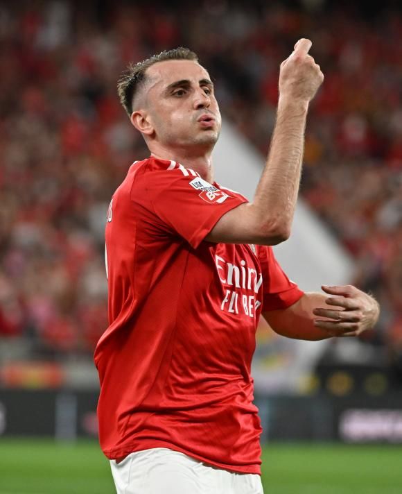Galatasaray'ı yıkan haber İngiltere'den geldi! 12 milyon euroya satılan Milli yıldız için Manchester United 40 milyon euro ödemeye hazırlanıyor: Cimbom da 2.8 milyon euro alacak 3